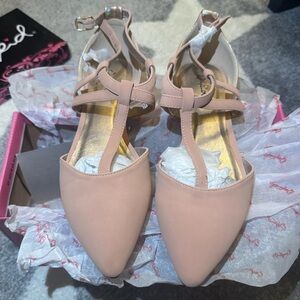 Qupid ModCloth tan nude hologram
D'Orsay Flats with Strap Pointed Toe Size 8 New